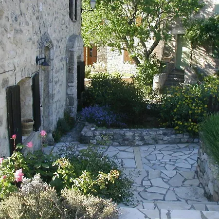 La Fenice - Beautifully Restored With Heated Pool In Small Village Montjustin